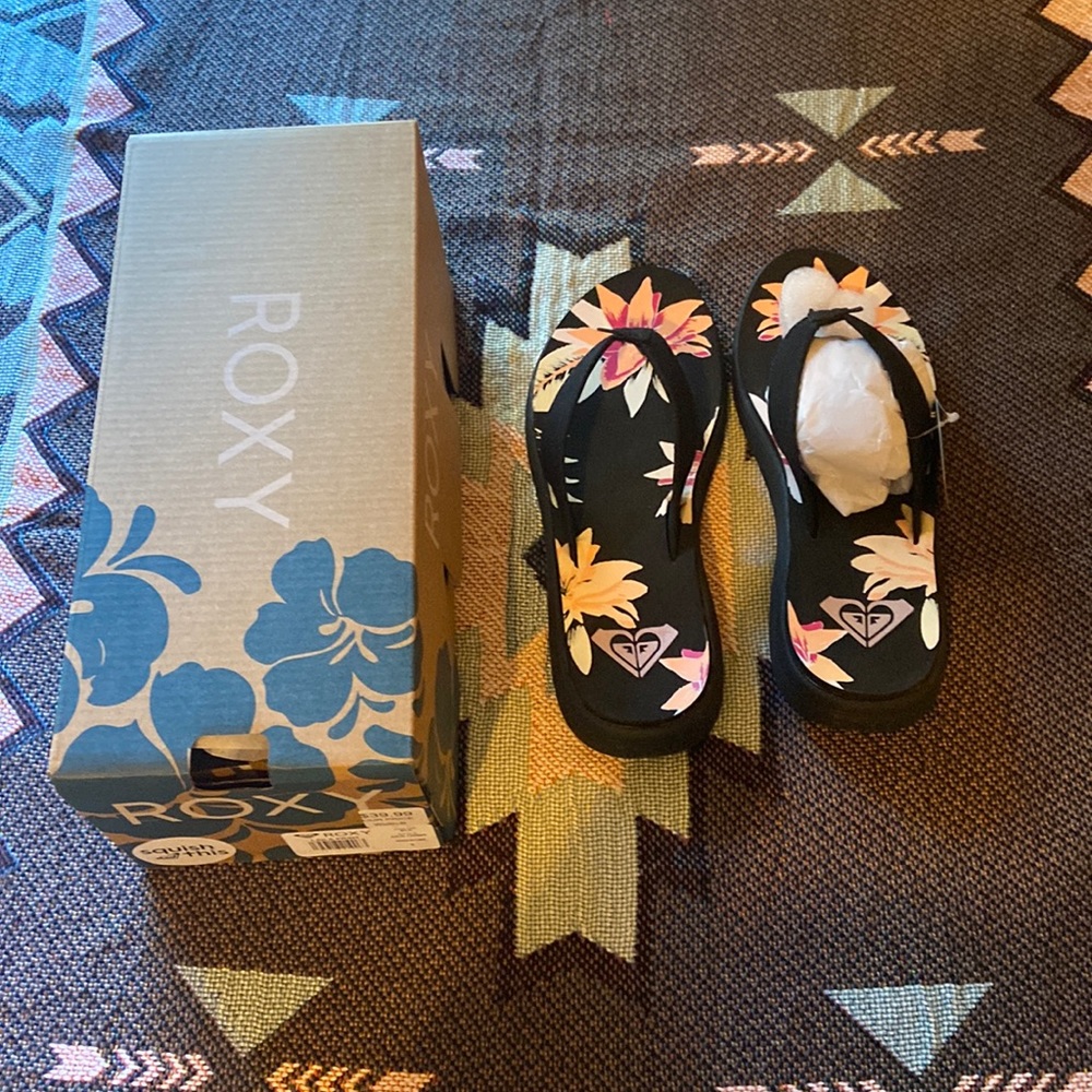 flip flops from Roxy, size 6 woman’s. A purple, pink and black floral pattern.